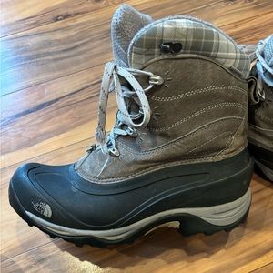The North face women’s winter boot. Size 10
